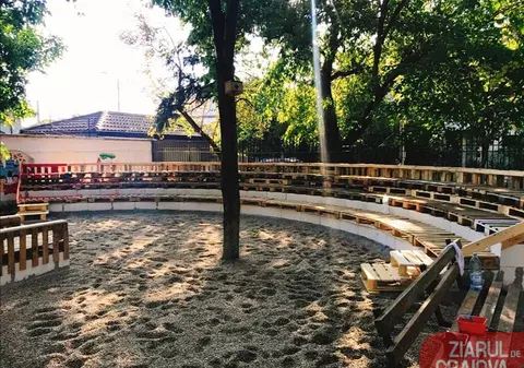 FOTO | Școală în aer liber. Cum au amenajat spațiile în care vor învăța elevii mai multe unități de învățământ din România