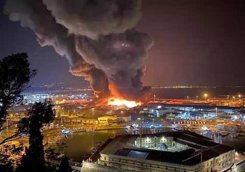 Incendiu de proporți în portul din Ancona. Din cauza fumului gros au fost închise temporar şcolile și parcurile