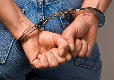 O femeie a reclamat că băiatul ei o agresează, dar instanţa a refuzat să emită ordin de protecție. Apoi, fiul a violat-o