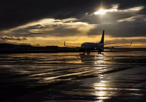 Scene uluitoare la bordul unui avion Ryanair. Un bărbat beat l-a mușcat de ureche pe un alt pasager