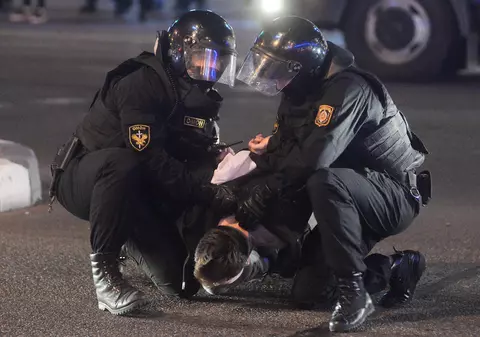 Poliția din Belarus a primit dreptul legal de a folosi arme împotriva protestatarilor