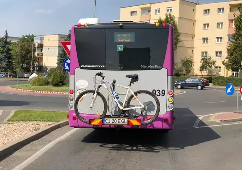 Suport de biciclete instalat pe autobuzele din Cluj. De ce și-a pus Boc bicicliștii în cap
