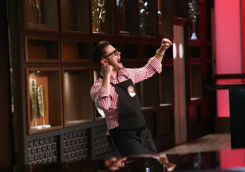 Ionuț Georgel Bulei a primit cuțitul de aur la Chefi la cuțite. Povestea de viață a tânărului care a ajuns să fie bucătar în Germania