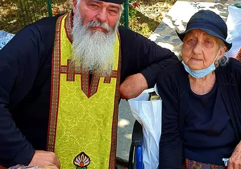 Părintele Calistrat, care recomanda „gargară cu țuicuță” împotriva COVID-19, a anunțat că a fost infectat cu virusul