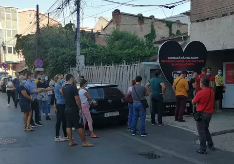 Cozi și indignare la centrul  de transfuzie. ”Sistemul îmi zice: «n-am nevoie de tine, cetățeanule care vrei să ajuți!»” Directoarea Doina Goșa: „Putem primi cinci donatori pe zi”