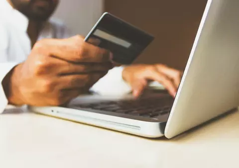 Când ai nevoie de un card gen Revolut și cum te poți frige cu el
