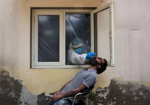 În India, mulți pacienți vindecați de COVID trăiesc acum cu stresul post-traumatic: ”Nu pot să îmi scot imaginile din cap. Încă mi-e teamă că voi muri”