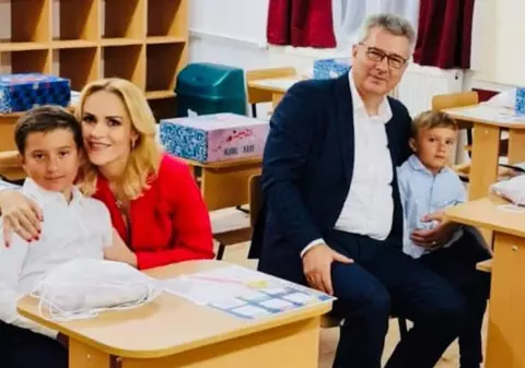 Firea și Pandele  au intrat în clasă cu copiii lor, deși accesul părinților e interzis. Reacția primarului Capitalei