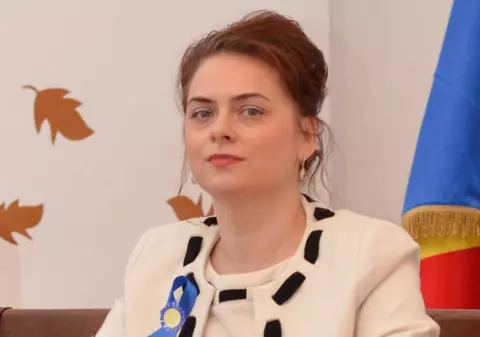 Șefa ISJ Iași, după ce a fost acuzată că a folosit șoferul și mașina instituției pentru a-și lua fiul de la școală: ”Nu este copilul meu. Copilul meu e băiat”. Pe filmare apare un băiat