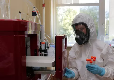 Medicii din Rusia se tem de ”vaccinul lui Putin”. Serul anti-COVID promovat de liderul de la Kremlin, primul din lume care ar putea ajunge pe piață, ”nu prezintă încredere”