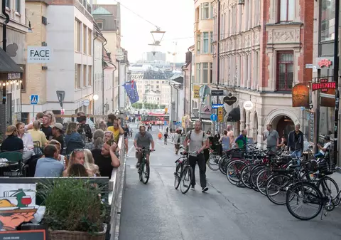 Paradoxul suedez. Cel mai permisiv stat european în privința restricțiilor anti-COVID are acum una dintre cele mai scăzute rate ale mortalității