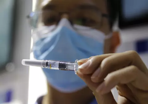 Un vaccin împotriva noului coronavirus ar putea fi distribuit în SUA înainte de Anul Nou