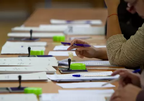 MAI, despre incidentele din secțiile de votare: peste 700 de sesizări, 137 de contravenții și amenzi în valoare de 122.000 de lei