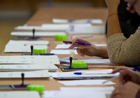 Un alegător din Năvodari a rupt mai multe buletine de vot
