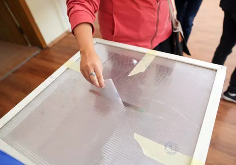 Prezență la vot de peste 100% în satul Patriarhului Daniel din Timiș. Flotanții votează cot la cot cu localnicii