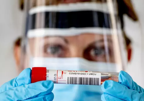 Cercetătorii au identificat noi simptome ale COVID-19 în cazul adulţilor. Se aseamănă cu cele ale sindromului întâlnit la copii