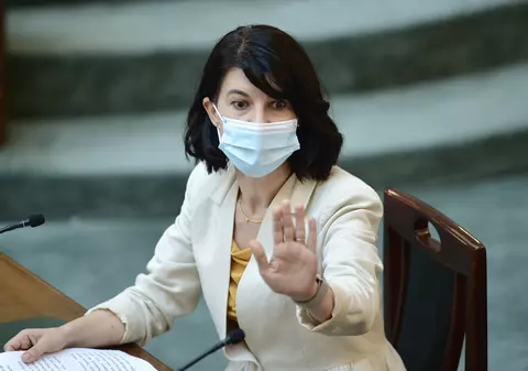 De ce nu se dau bani de la stat și zile libere pentru toți părinții ai căror copii fac școală online. Explicațiile ministrului muncii