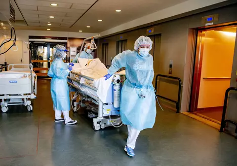 Autorităţile din România nu spun câţi morţi COVID-19 au luat infecţia din spital, deși recunosc 44 de focare de coronavirus în unităţi medicale, doar în ultima săptămână