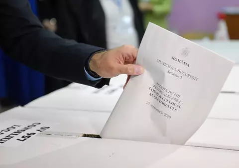Primele sesizări din ziua votului: Cozi, nerespectarea normelor de protecție sanitară, probleme cu observatorii și cu urna specială