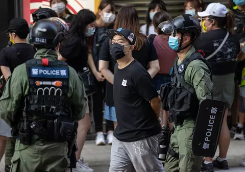 Aproape 300 de persoane au fost arestate în Hong Kong, în timpul unor manifestații împotriva amânării alegerilor legislative