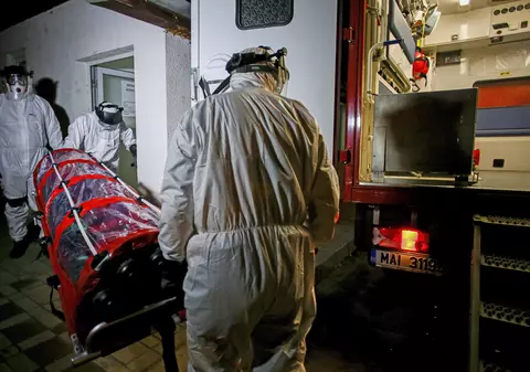 Cifrele oficiale: deși România tratează în spital 60% din cazurile de COVID-19, de trei ori mai mult decât media ţărilor europene, decesele sunt mult mai multe