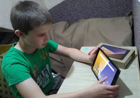 Nu toți părinții copiilor care fac cursuri online primesc concediu plătit, ca să-i supravegheze acasă. Ce  probleme sunt