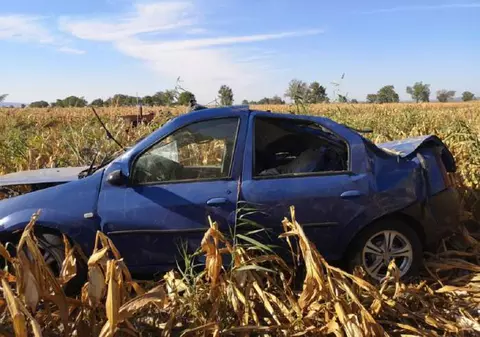 FOTO - Tineri găsiți morți, într-un Logan răsturnat pe un câmp din Vrancea. Ce explicații au polițiștii