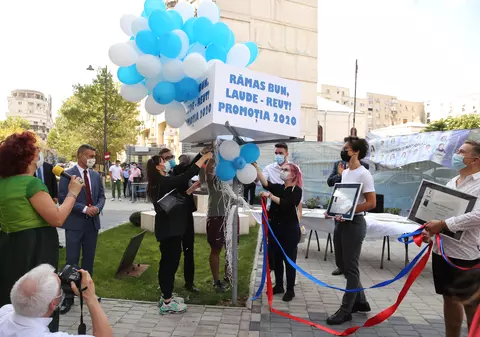 Festivitate de absolvire în prima zi de școală. Elevii unei școli din București, premiați înainte să plece la facultate: “Ne-au răpit acest prilej în iunie”