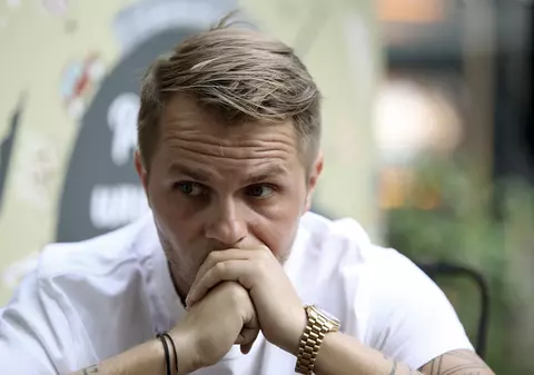 Chipul unei fetițe l-a marcat atât de tare pe Codin Maticiuc încât acum renovează etajul 7 al Spitalului Fundeni. “Am fost foarte afectat, am și plâns mult”