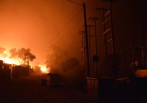 VIDEO |  Incendiu puternic la cea mai mare tabără de refugiați din Grecia. Mii de oameni au fost evacuați