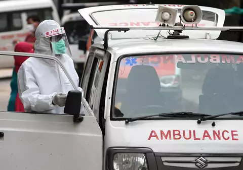 O tânără din India, cu COVID, violată de paramedic în ambulanță. Ministrul sănătății: ”Șocant, inuman”