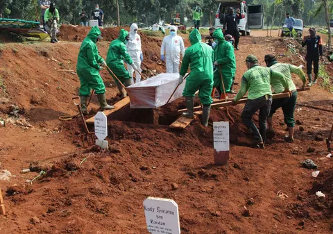 Drept pedeapsă că au refuzat să poarte măști de protecție, opt indonezieni au fost puși să sape morminte pentru victimele COVID-19