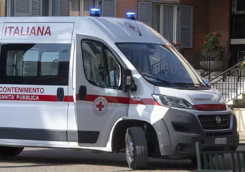 Un tânăr român s-a incendiat în Italia, în fața mamei și a surorii lui. Ce l-a determinat să facă acest gest