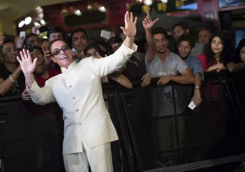 VIDEO | Imagini de senzație cu Jean-Claude Van Damme. Actorul a dansat într-o parcare, într-un videoclip regizat de fiica sa