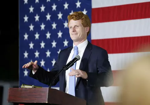 Un membru al familiei Kennedy, înfrânt într-un scrutin intens mediatizat în SUA, care a atras reacția acidă a lui Trump