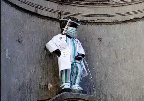 Faimoasa statuie Manneken Pis a fost îmbrăcată în medic, în semn de omagiu pe lucrătorii din sistemul sanitar din Belgia