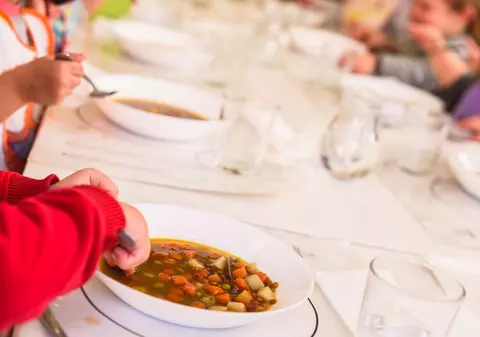 Copiii de la grădinițele și școlile dintr-o comună din Botoșani primesc hrană caldă în pauza de masă