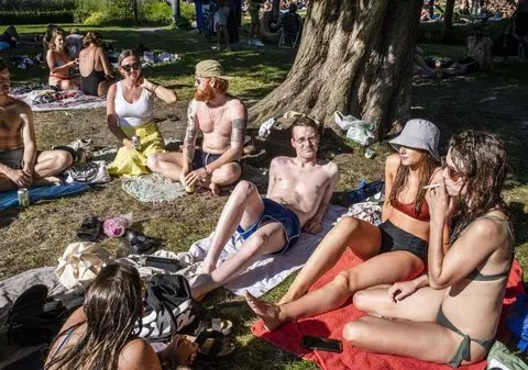 ”Nu vă ucideți bunica!”. Oficialii statelor europene fac apel la tineri să oprească răspândirea virusului