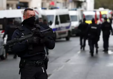 Un bărbat care se plimba cu o macetă pe străzile Parisului a fost prins de poliţişti