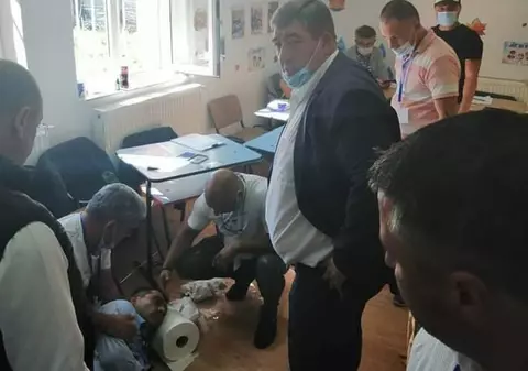 VIDEO | Scandal în Ștefăneștii de Jos, Ilfov: primarul, acuzat că a lovit un bărbat în secția de votare și l-a trântit la podea. Poliția: a fost o ceartă, nu bătaie