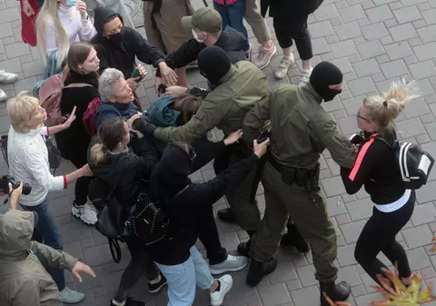 Imagini dramatice în Belarus: femeile luptă cu “mascații” și le smulg cagulele în timpul unui protest masiv la Minsk