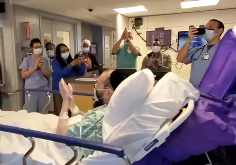 VIDEO | Surpriză la externare, pentru un bărbat care a stat aproape o jumătate de an la Terapie Intensivă din cauza COVID. Ce i-au pregătit medicii și asistentele