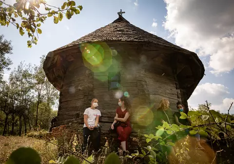 Profesor dintr-un sat uitat: ”România de la oraş, cu prea mulţi copii în şcoli, şi România de la sat, cu prea puţini copii în şcoli. Dar  copiii sunt la fel, e aceeaşi scânteiuţă în ochi”