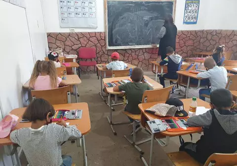 Școală într-un salon de nunți. Locul în care învață peste 150 de copii din satul ieșean Humosu