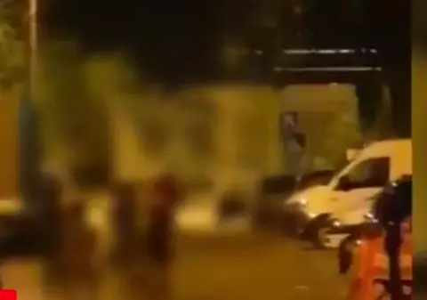 VIDEO | Imagini incredibile din cartierul Rahova din București. Bătaie ca între interlopi cu o sabie și cu bâta