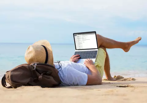 Cu laptopul în brațe pe o insulă exotică sau într-un oraș cochet de pe țărmul Mării Baltice. Mai multe țări acordă vize pentru cei care lucrează online