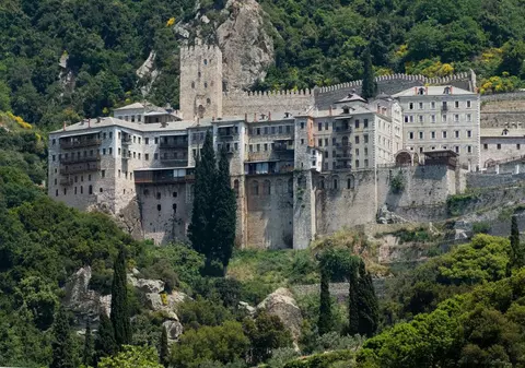 Opt călugări de pe Muntele Athos, infectați cu noul coronavirus. Unul a fost spitalizat în stare gravă