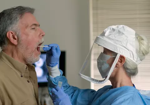 România depășește pentru prima oară pragul de 2.000 de cazuri de COVID-19. Număr record de infectări în ultimele 24 de ore