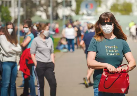 Masca devine obligatorie în toate spațiile publice din județul Argeș. Nimeni nu mai poate umbla pe stradă fără mască. Ce amenzi se aplică