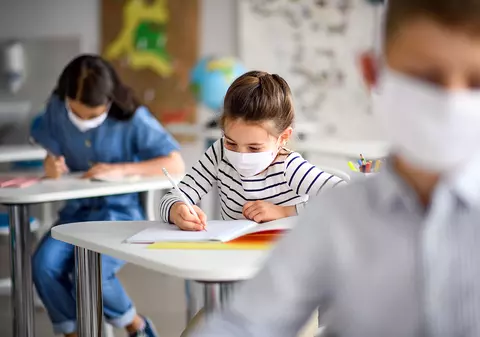 Purtați mască, respectați distanța, spălați-vă pe mâini. Sfaturile pentru elevi și părinți, transmise de grupul de comunicare al Guvernului